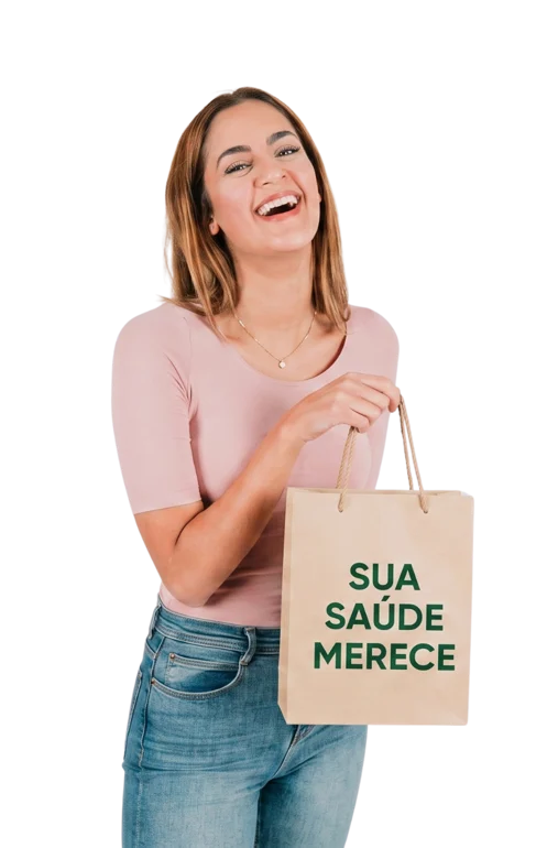 Cliente satisfeita segurando sacola da Phitofarma